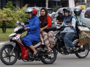 Prohiben a las mujeres montar a horcajadas en moto en Indonesia