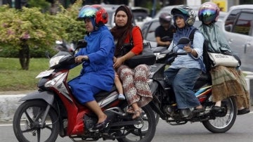 Prohiben a las mujeres montar a horcajadas en moto en Indonesia