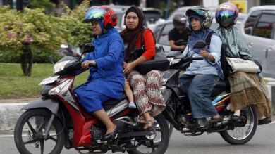 Prohiben a las mujeres montar a horcajadas en moto en Indonesia