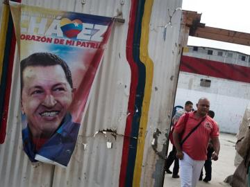 ista de un afiche del presidente venezolano Hugo Chávez en una calle de Caracas