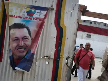 ista de un afiche del presidente venezolano Hugo Chávez en una calle de Caracas ista de un afiche del presidente venezolano Hugo Chávez en una calle de Caracas