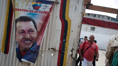 ista de un afiche del presidente venezolano Hugo Ch&aacute;vez en una calle de Caracas