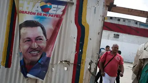 ista de un afiche del presidente venezolano Hugo Chávez en una calle de Caracas ista de un afiche del presidente venezolano Hugo Chávez en una calle de Caracas