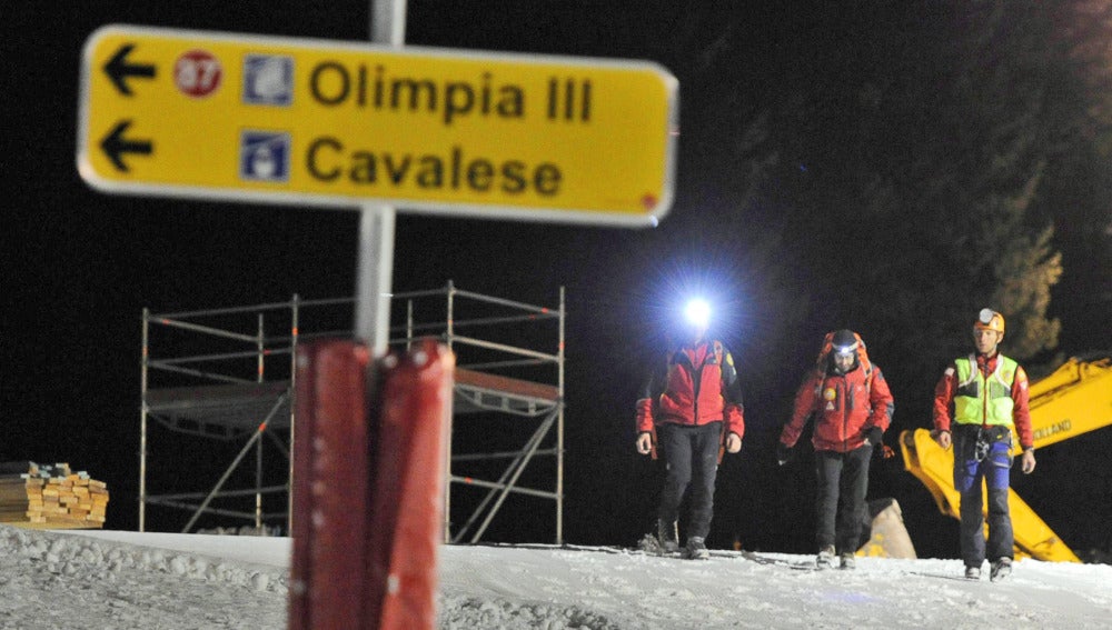 Miembros del Servicio italiano de Rescate de Los Alpes se preparan para subir al monte Cermis