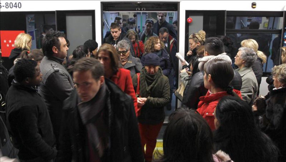 Afluencia en uno de los vagones del metro de Madrid