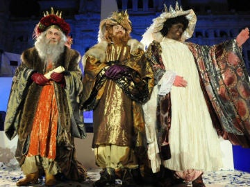 Los Reyes Magos llegan a las distintas ciudades por tierra, mar y aire.