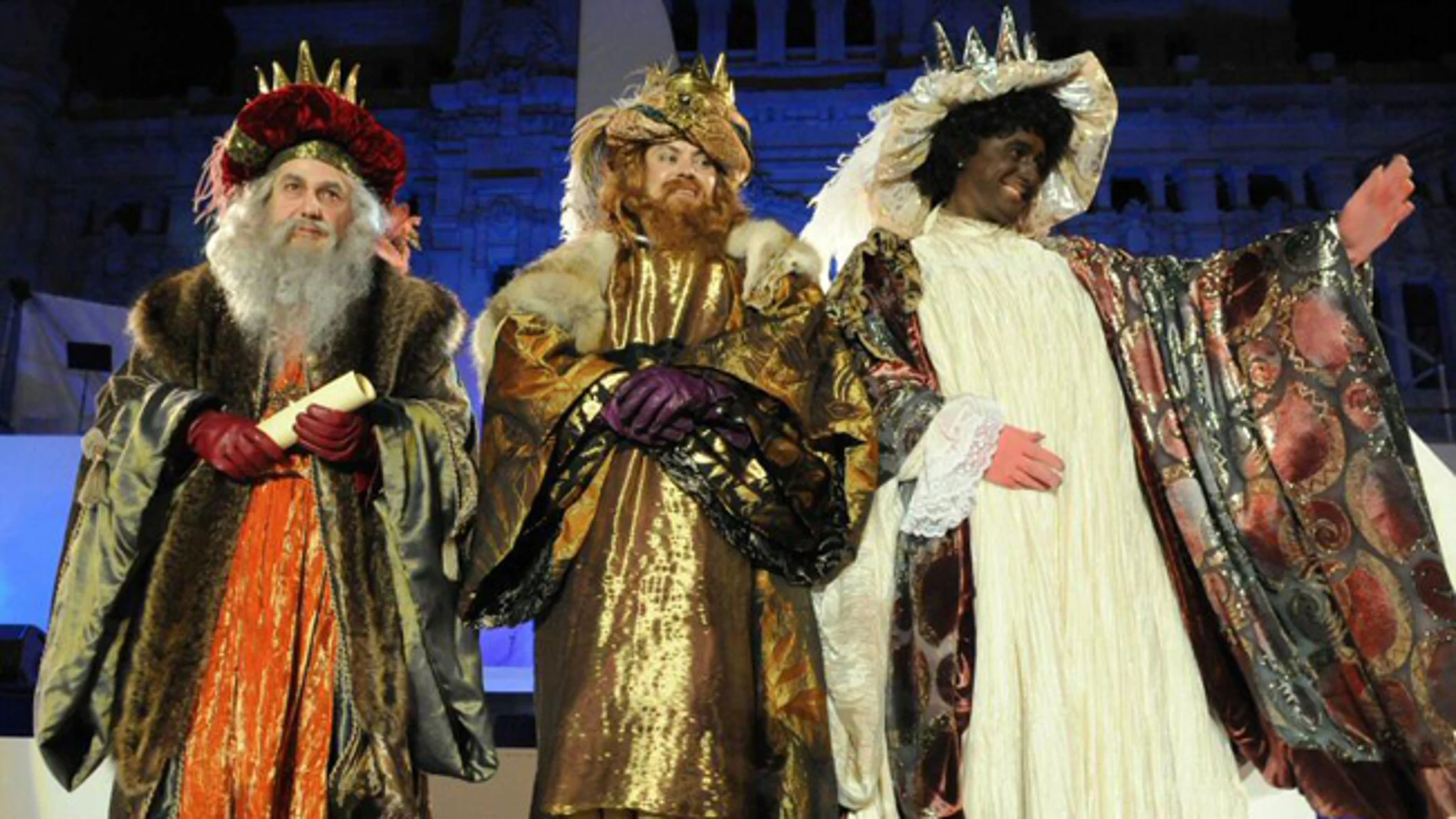 Los Reyes Magos llegan a las distintas ciudades por tierra, mar y aire. Los Reyes Magos llegan a las distintas ciudades por tierra, mar y aire.