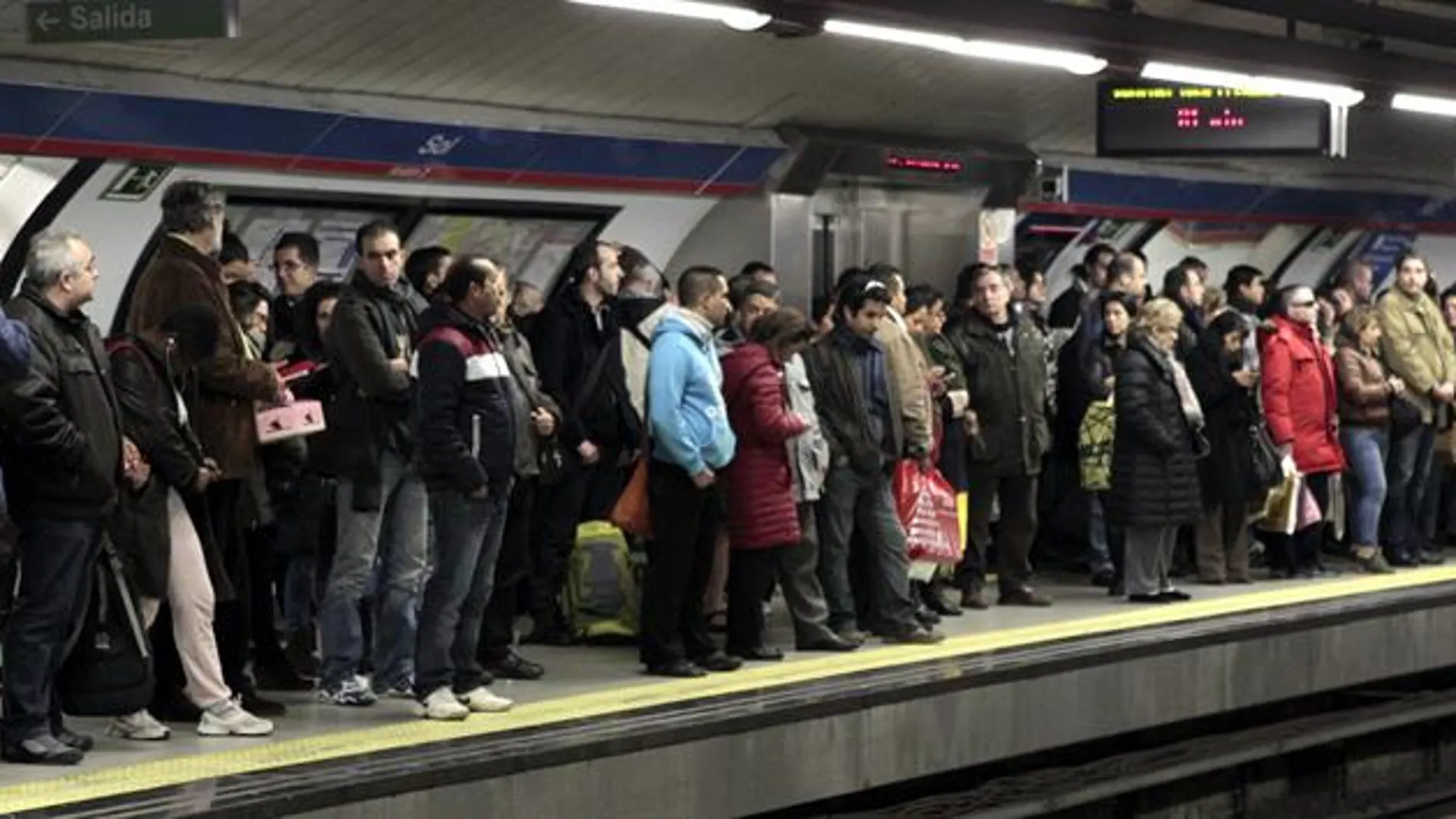 Estado del anden de metro de Sol durante la huelga. Estado del anden de metro de Sol durante la huelga.