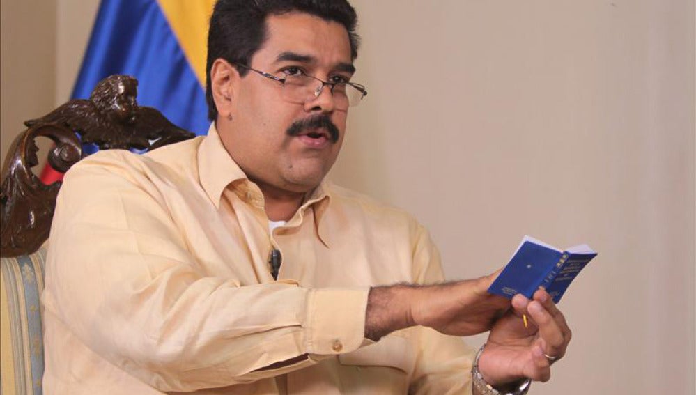 Nicolás Maduro jura ante la Constitución.