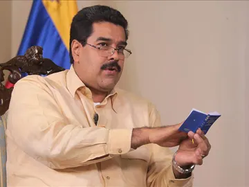 Nicolás Maduro jura ante la Constitución. Nicolás Maduro jura ante la Constitución.