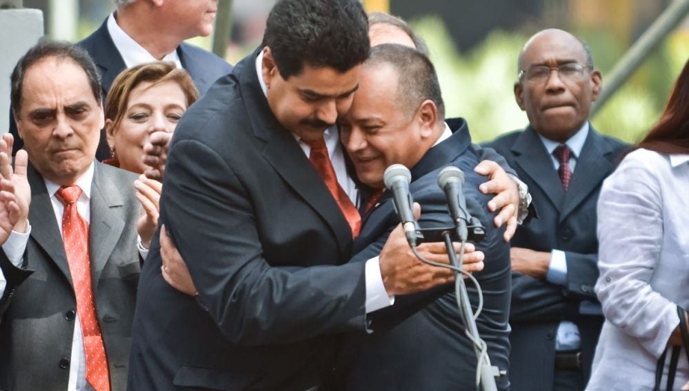 Maduro abraza al presidente de la Asamblea Nacional