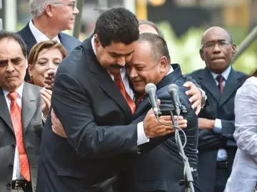 Maduro abraza al presidente de la Asamblea Nacional Maduro abraza al presidente de la Asamblea Nacional
