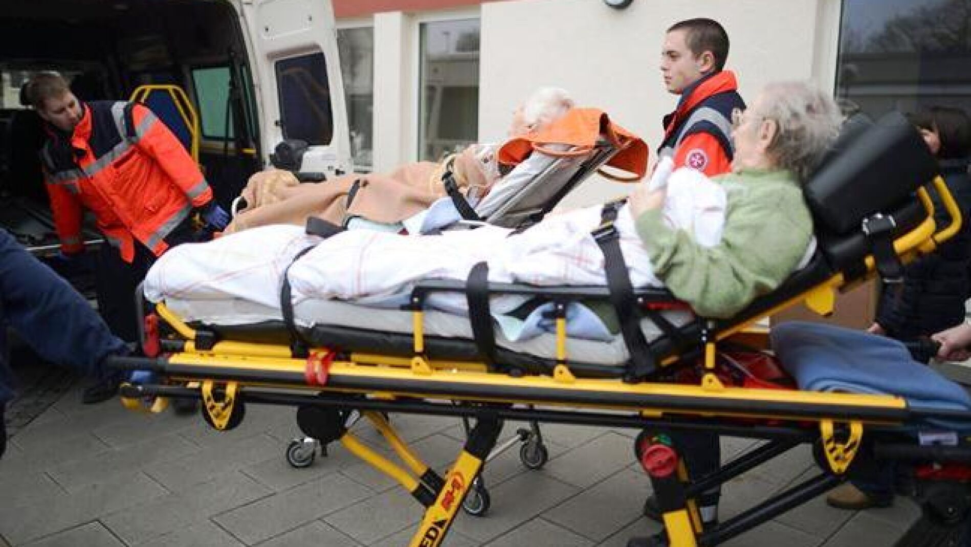 El servicio de rescate evuac&uacute;a a varios vecinos de Hannover para la desactivaci&oacute;n de una bomba 