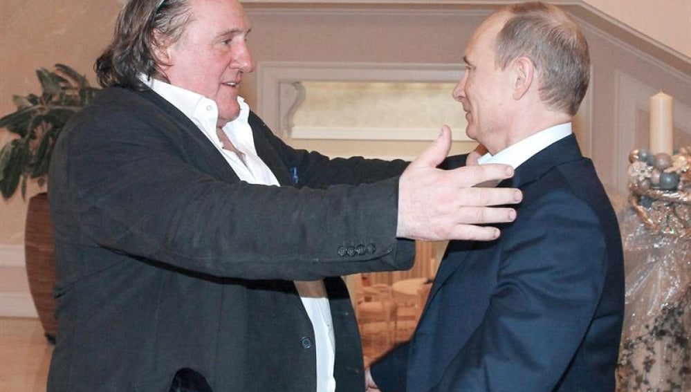 Putin entrega al Gerard Depardieu su nuevo pasaporte ruso Putin entrega al Gerard Depardieu su nuevo pasaporte ruso 