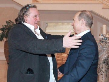 Putin entrega al Gerard Depardieu su nuevo pasaporte ruso Putin entrega al Gerard Depardieu su nuevo pasaporte ruso 