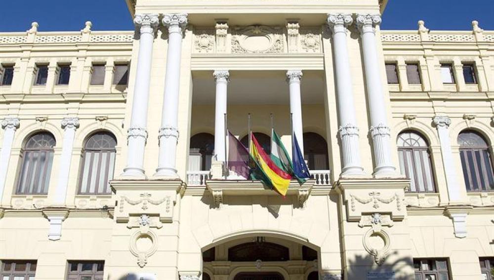 Banderas a media asta en el Ayuntamiento de Málaga