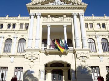 Banderas a media asta en el Ayuntamiento de Málaga Banderas a media asta en el Ayuntamiento de Málaga
