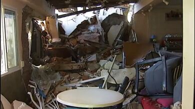 Un camión de chatarra choca contra una vivienda en Ourense