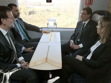 Mariano Rajoy, el príncipe Felipe, Artur Mas y Ana Pastor, durante el viaje inaugural Mariano Rajoy, el príncipe Felipe, Artur Mas y Ana Pastor, durante el viaje inaugural
