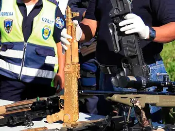 Rifle incautado por la policía Rifle incautado por la policía