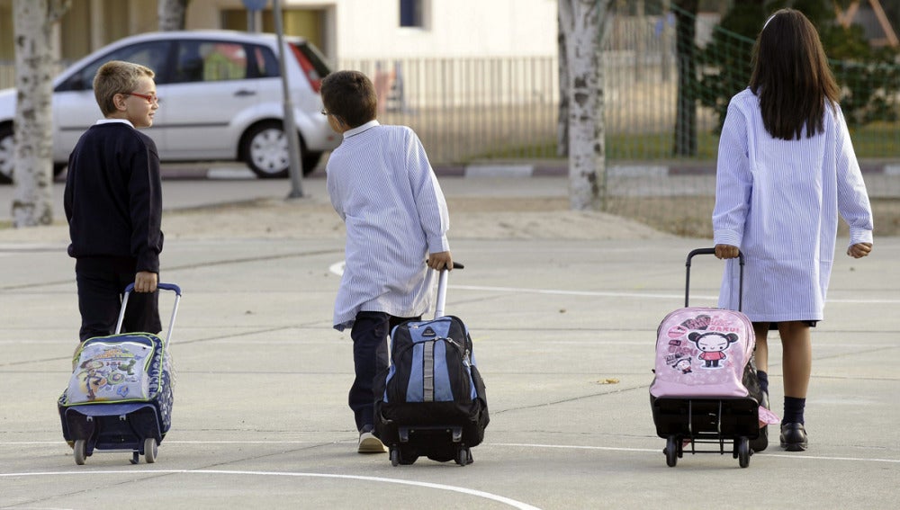 Alumnos yendo al colegio