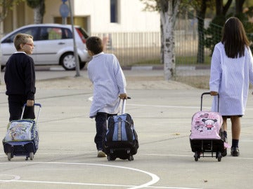 Alumnos yendo al colegio