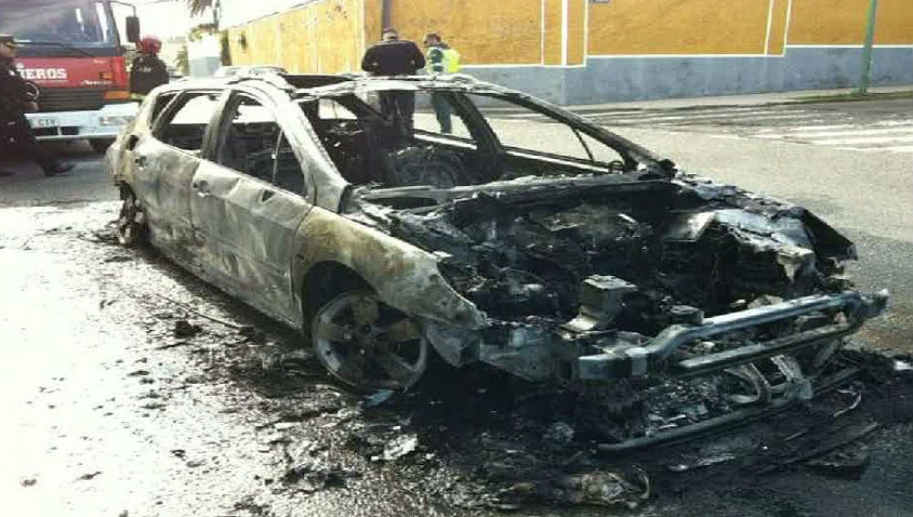 Coche carbonizado tras una combustión espontanea