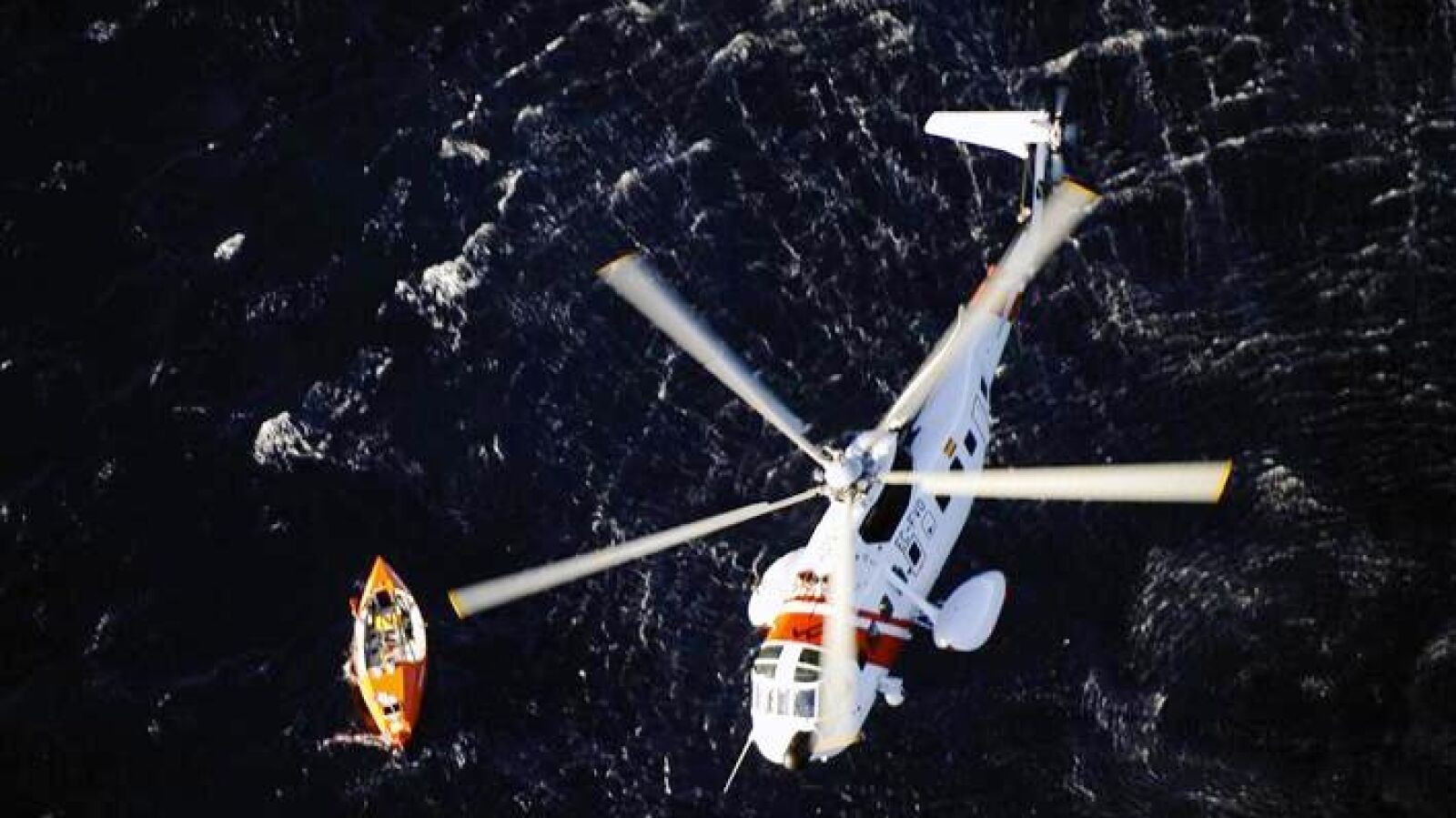Rescatan al único tripulante de un bote a remos que pretendía cruzar el Atlántico