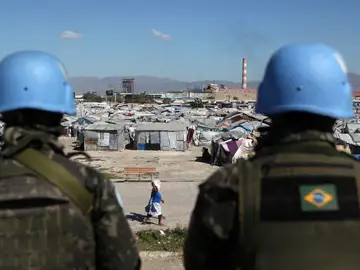 Cascos azules vigilan un campamento Cascos azules vigilan un campamento
