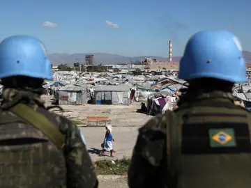 Cascos azules vigilan un campamento Cascos azules vigilan un campamento