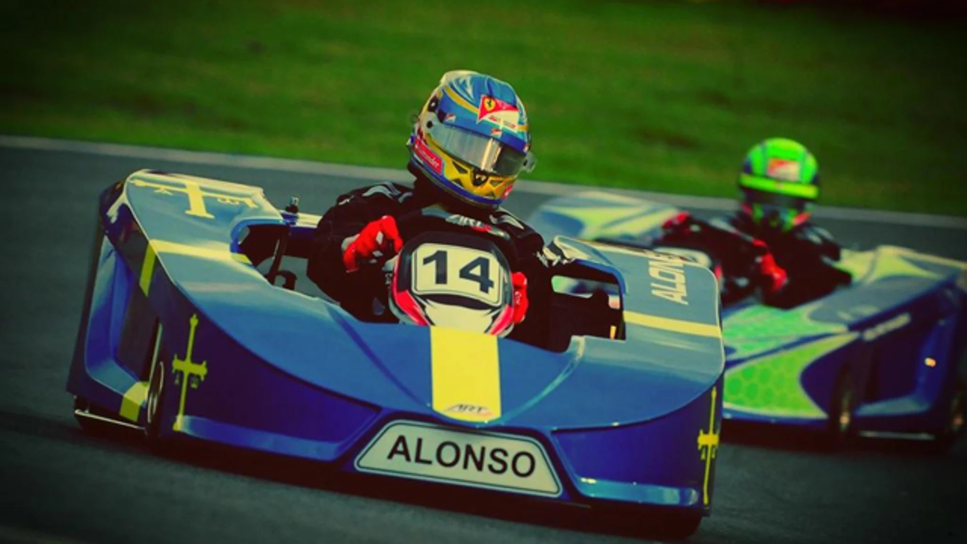 Alonso, subido en un kart