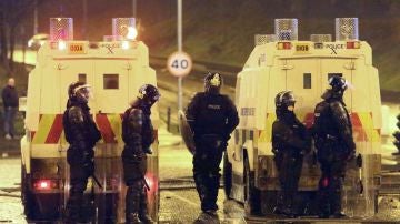 Policía irlandesa en los enfrentamientos