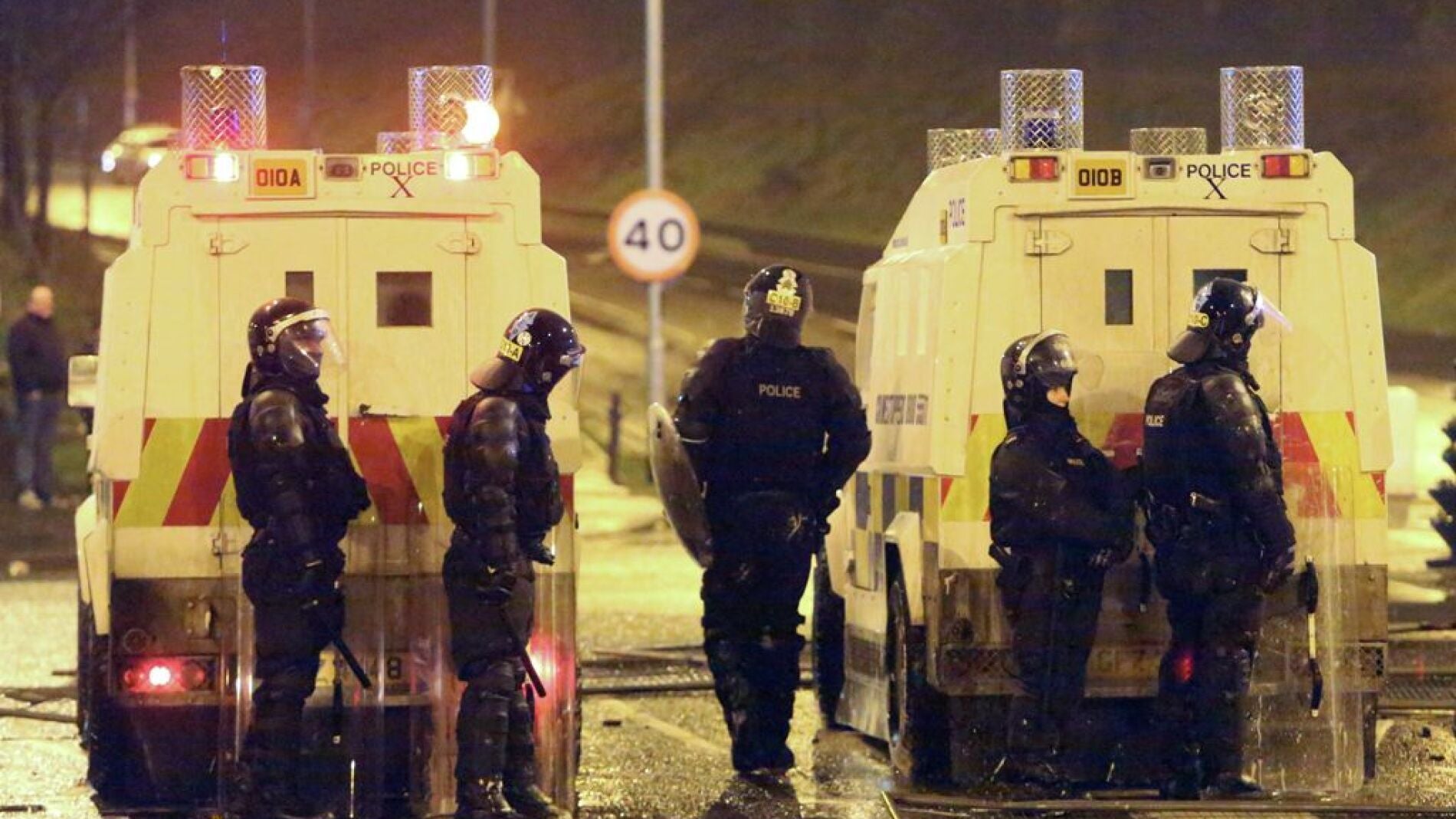 Polic&iacute;a irlandesa en los enfrentamientos