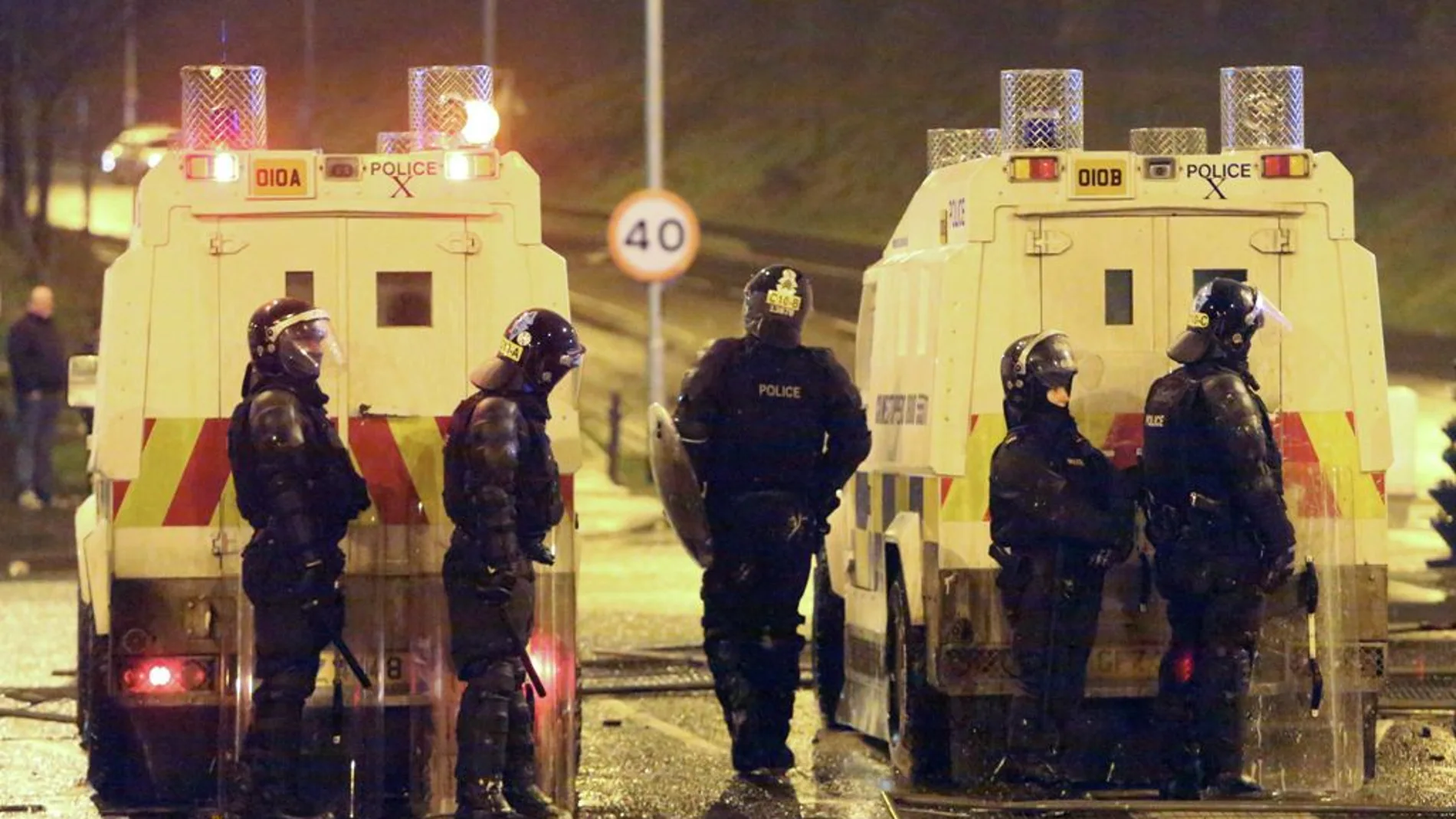 Policía irlandesa en los enfrentamientos Policía irlandesa en los enfrentamientos