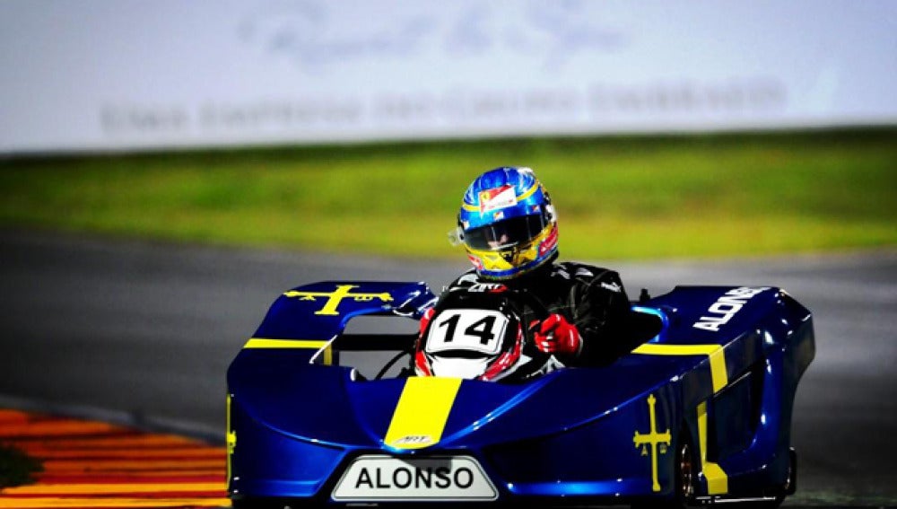 Alonso maneja su kart