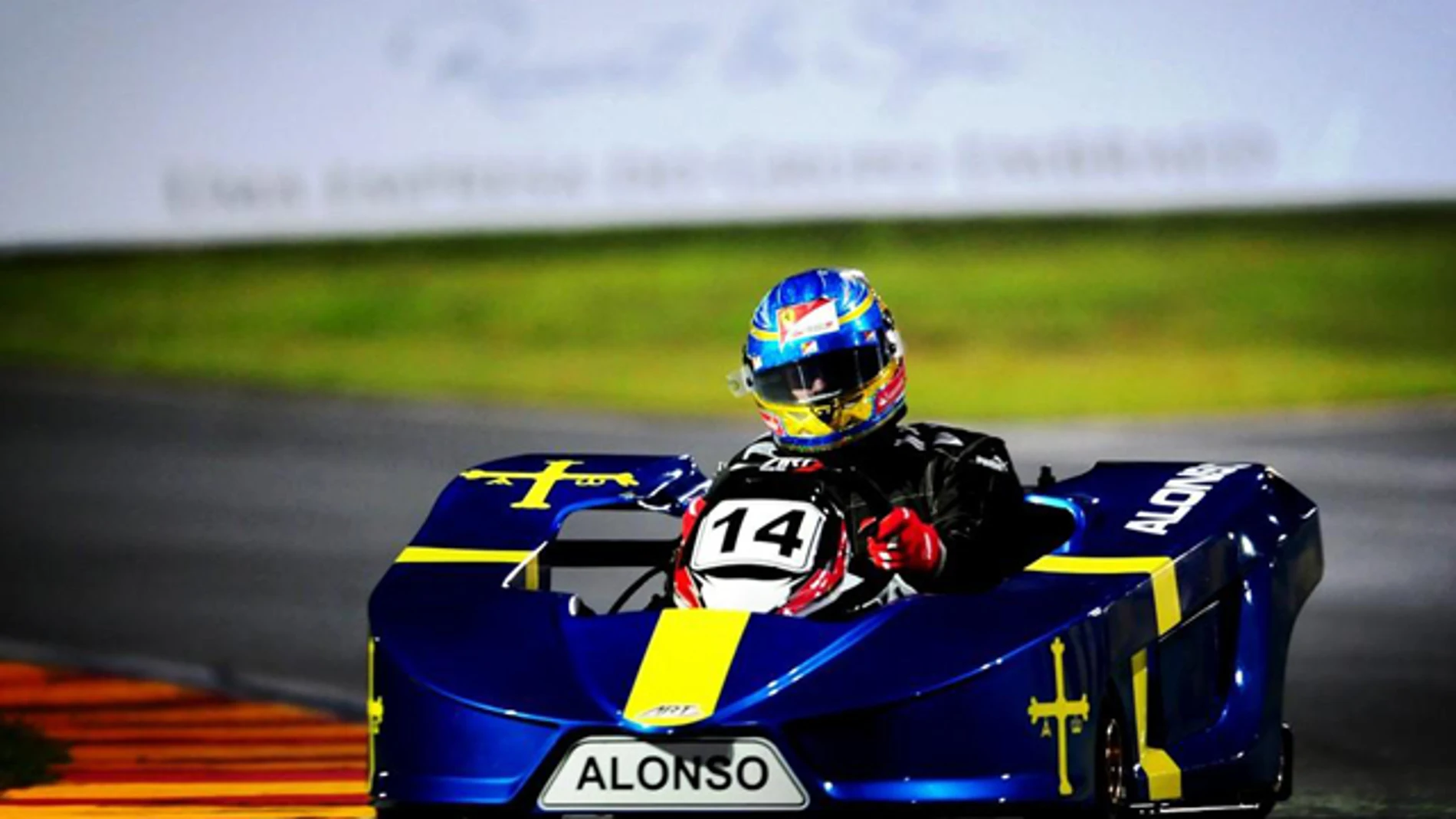 Alonso maneja su kart