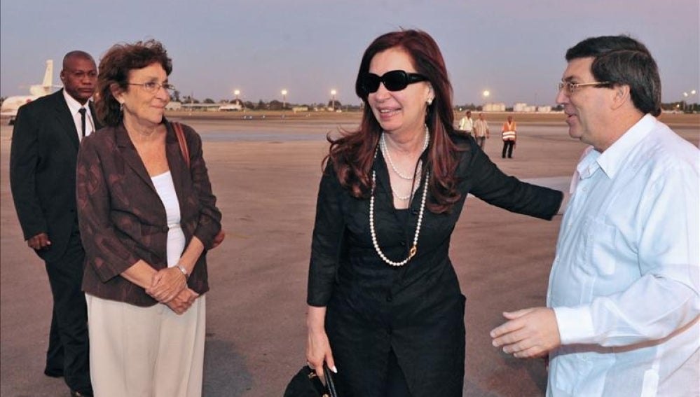 La presidenta de Argentina, Cristina Fernández, junto al canciller de Cuba, Bruno Rodríguez. 