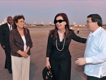 La presidenta de Argentina, Cristina Fernández, junto al canciller de Cuba, Bruno Rodríguez. 