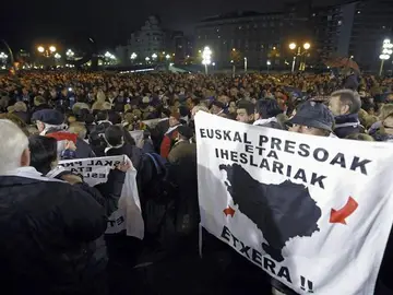 Un momento de la manifestación convocada por la plataforma de apoyo a los presos de ETA Un momento de la manifestación convocada por la plataforma de apoyo a los presos de ETA