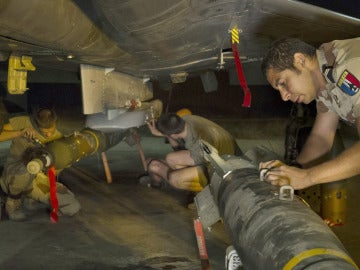Oficiales galos preparan el armamento con el que van equipados 