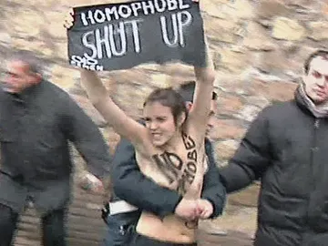 Desnudas ante el Papa para defender el matrimonio gay Desnudas ante el Papa para defender el matrimonio gay