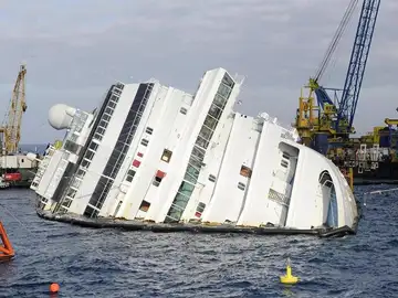 Vista del Costa Concordia medio hundido Vista del Costa Concordia medio hundido