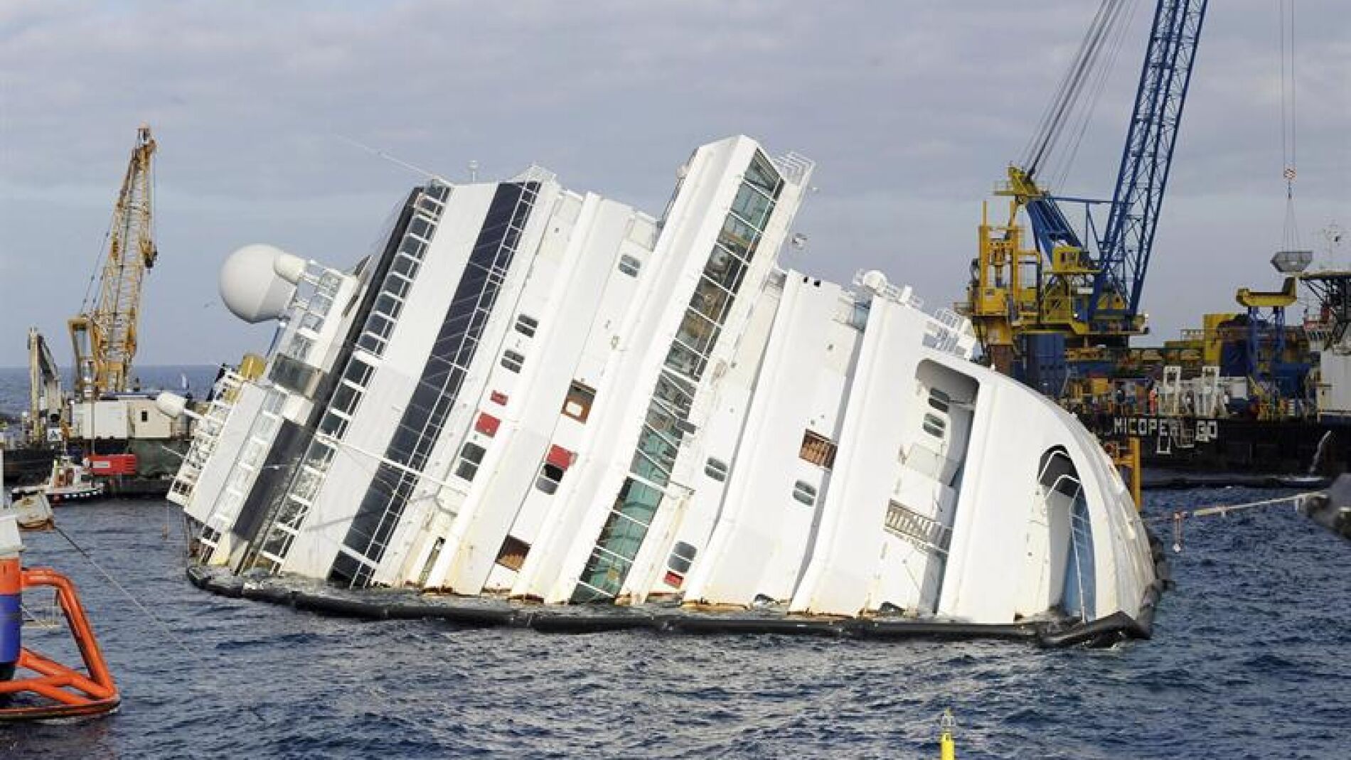 Vista del Costa Concordia medio hundido