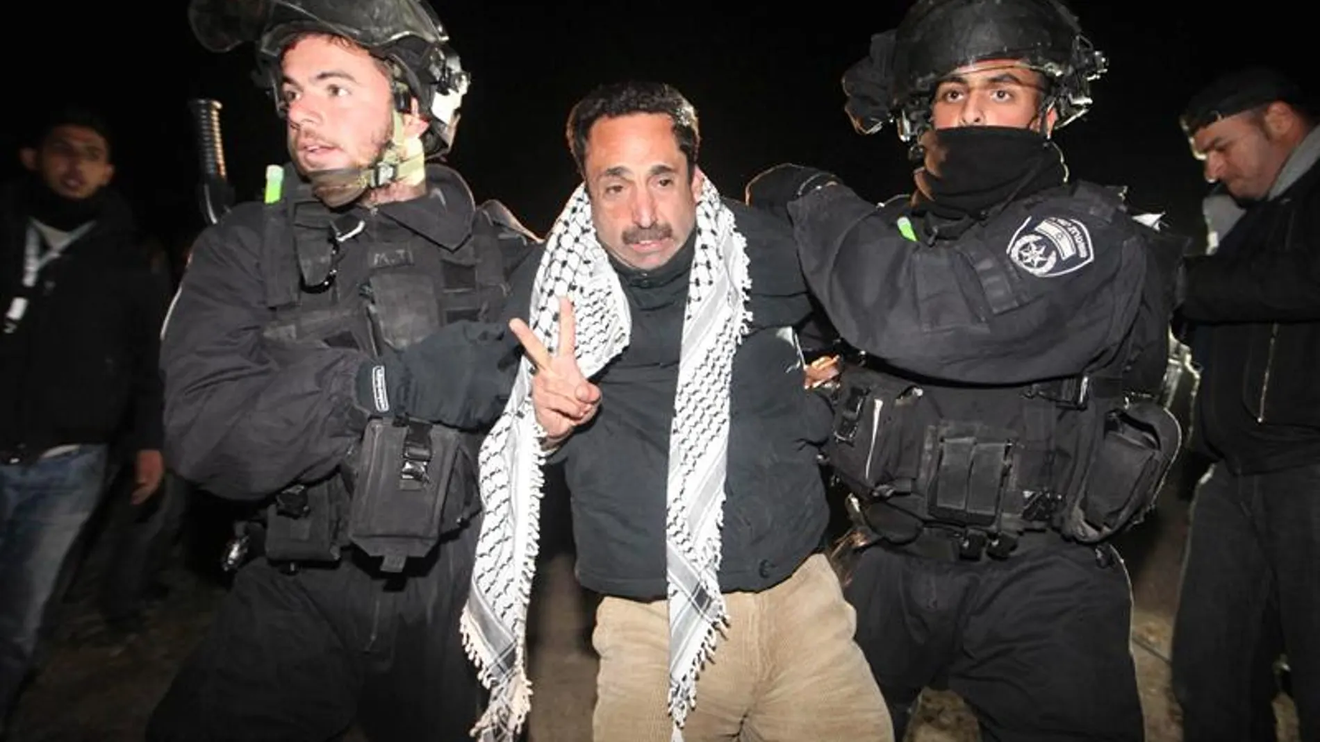 Activista palestino retenido por guardias de seguridad Activista palestino retenido por guardias de seguridad