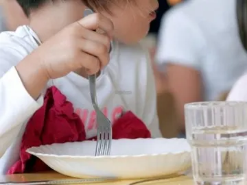 Una niña en el comedor Una niña en el comedor