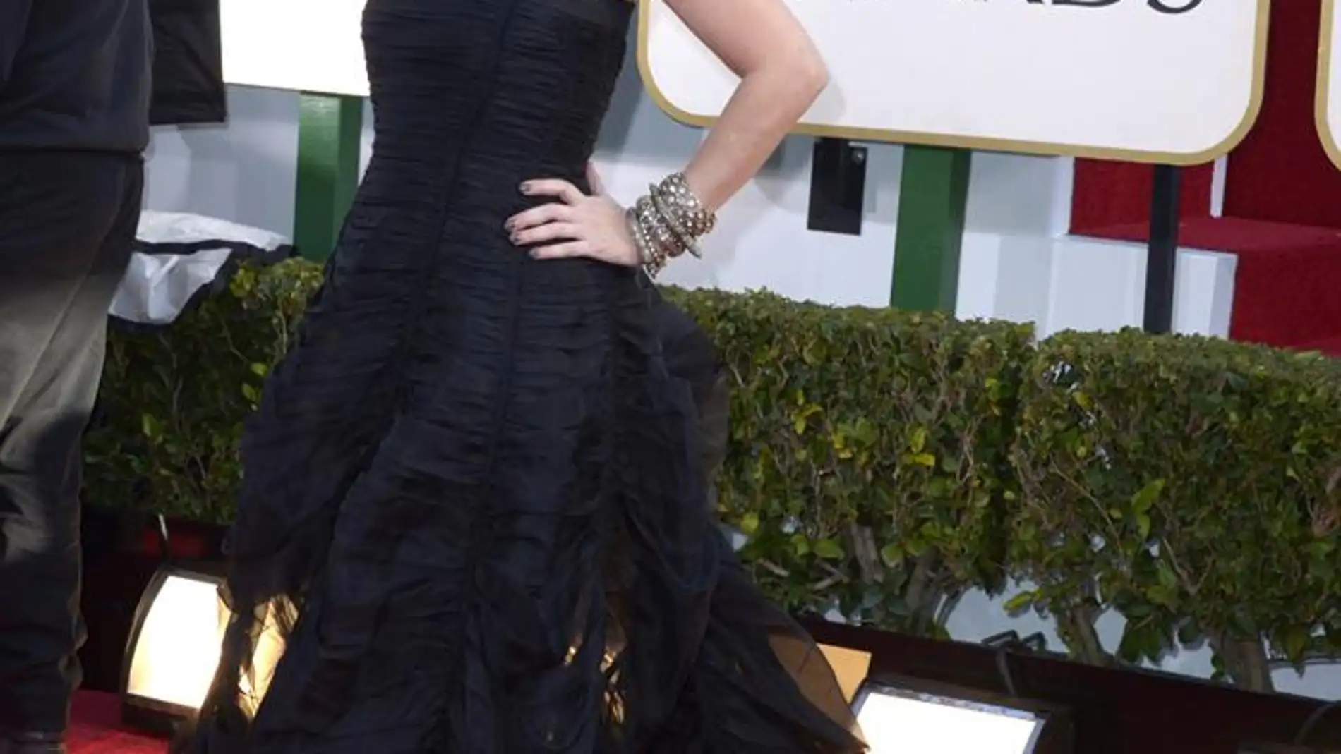 La actriz Debra Messing, con un voluminoso vestido negro