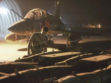 Militar galo preparando un caza Mirage 2000D para la aofensiva en Mali