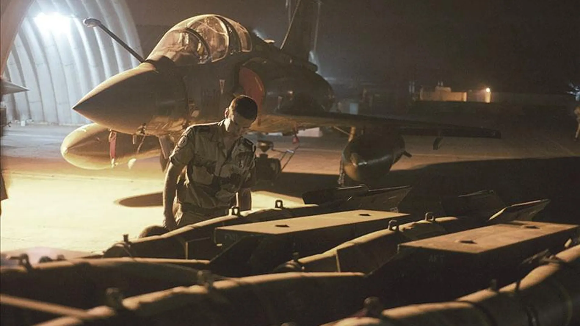 Militar galo preparando un caza Mirage 2000D para la aofensiva en Mali Militar galo preparando un caza Mirage 2000D para la aofensiva en Mali