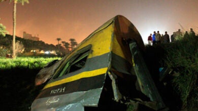 19 muertos y 107 heridos al descarrilar un tren en Egipto