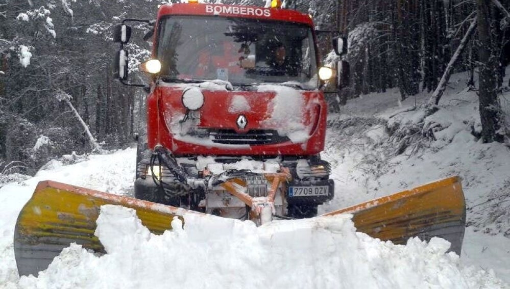 Un camión aparta nieve en el Pirineo aragonés